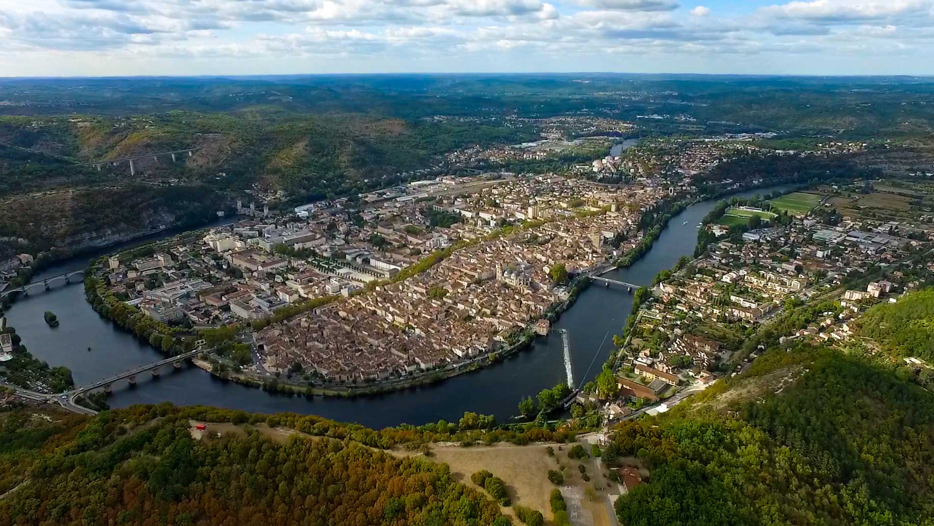 Cahors━ 洛特河流經的中世紀古城。