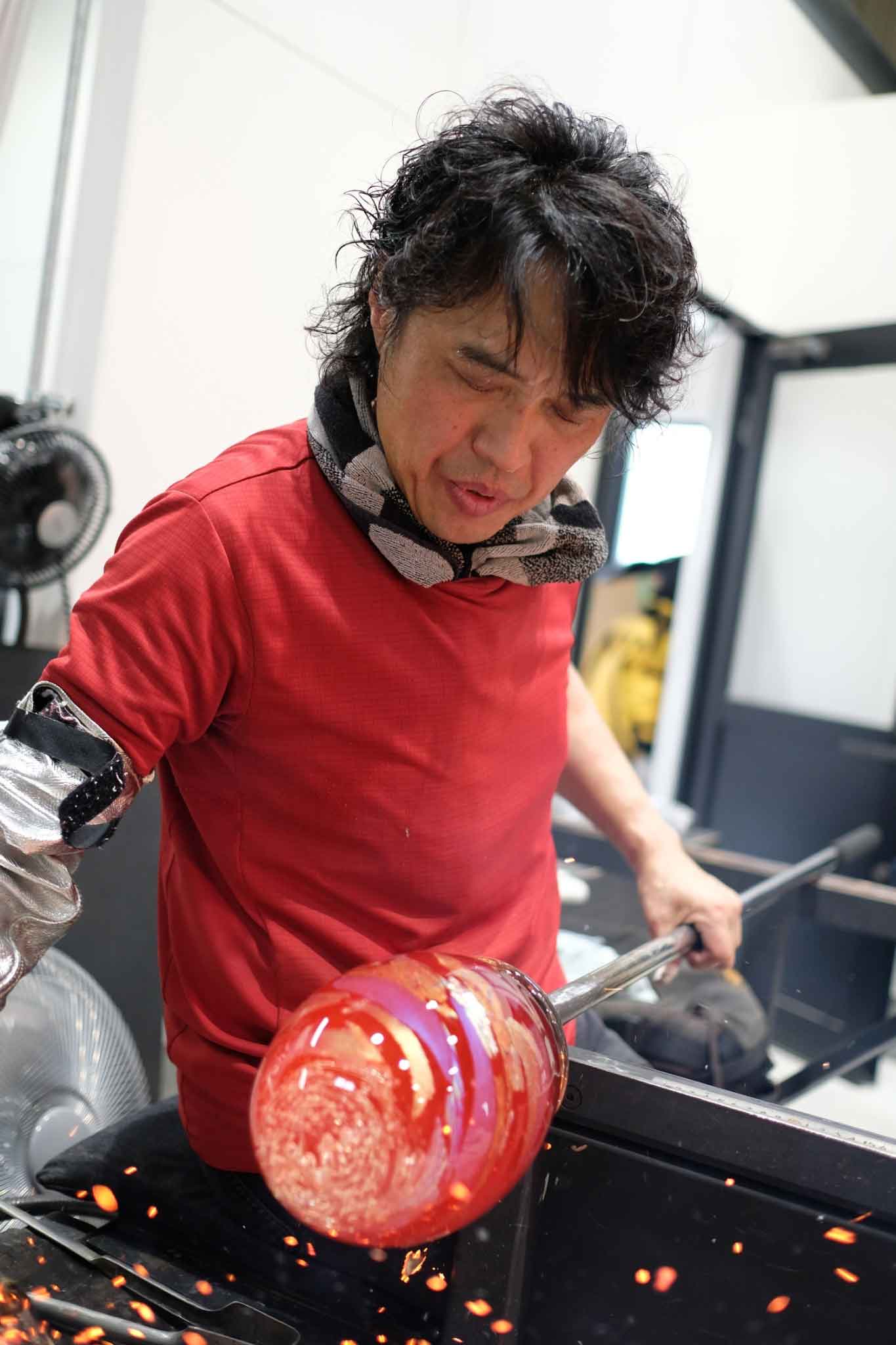ガラス造形工芸作家、田中英樹氏。