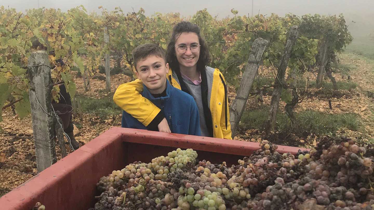 葡萄園で育ったバルデ姉弟は幼い頃から家族の醸造事業に積極的に取り組んでいます。