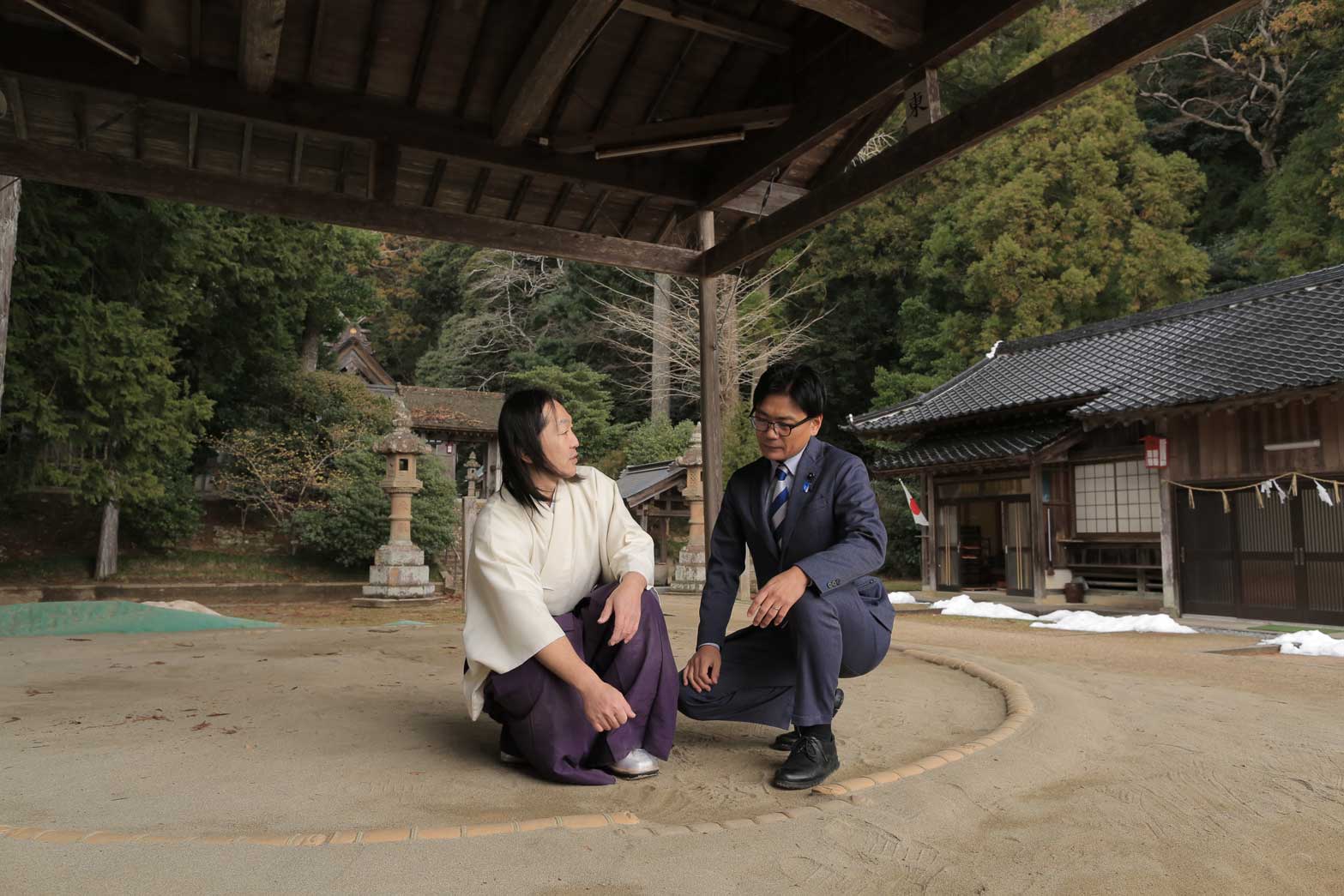 内神社（高野宮）の家原孝史宮司（左）と島根県議の河内大輔氏