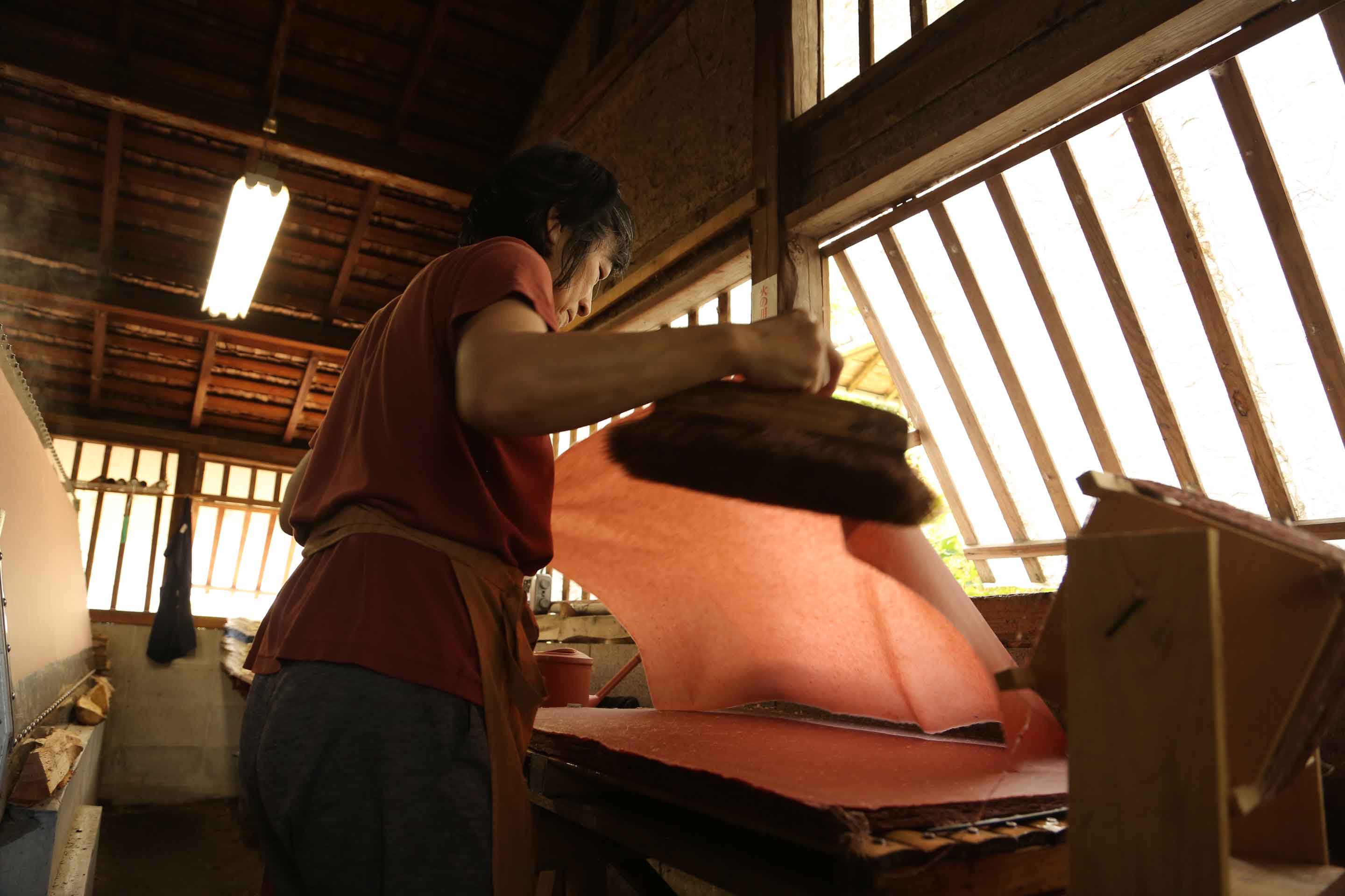出雲民藝紙依舊遵循古法的造紙工藝。
