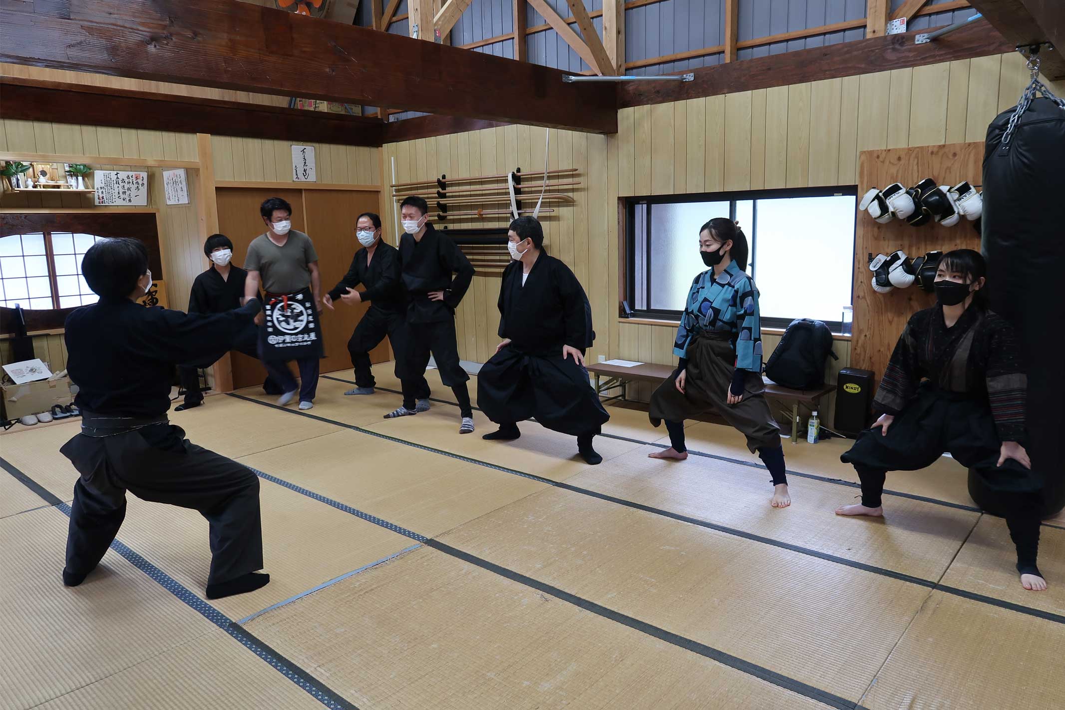 川上仁一向三重大學國際忍者研究中心學生解說忍術。