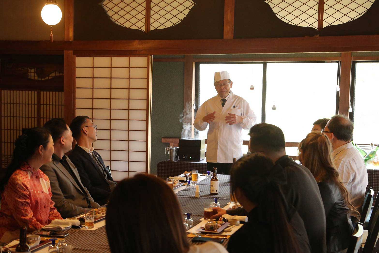 普段色々な国からのお客様が遠いところから松江市に来てくださり吉村日出国さんの料理を楽しまれる