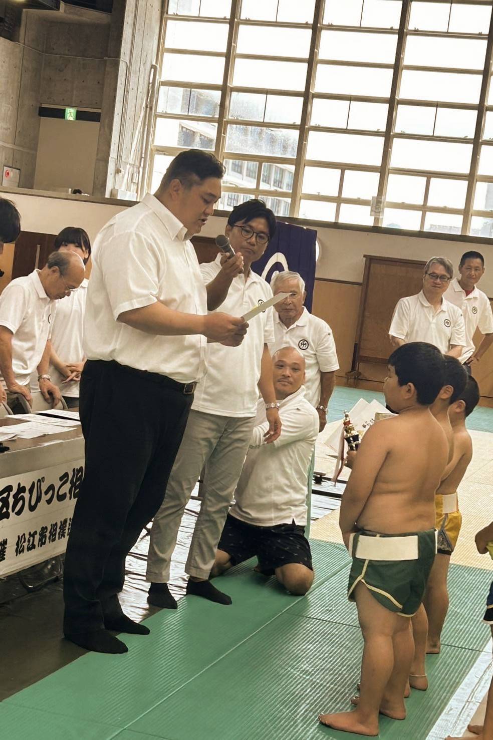 河内大輔氏(左4)、隠岐出身の元関脇・隠岐の海(君ヶ濱親方)(左3)とともに子ども相撲の表彰式に出席