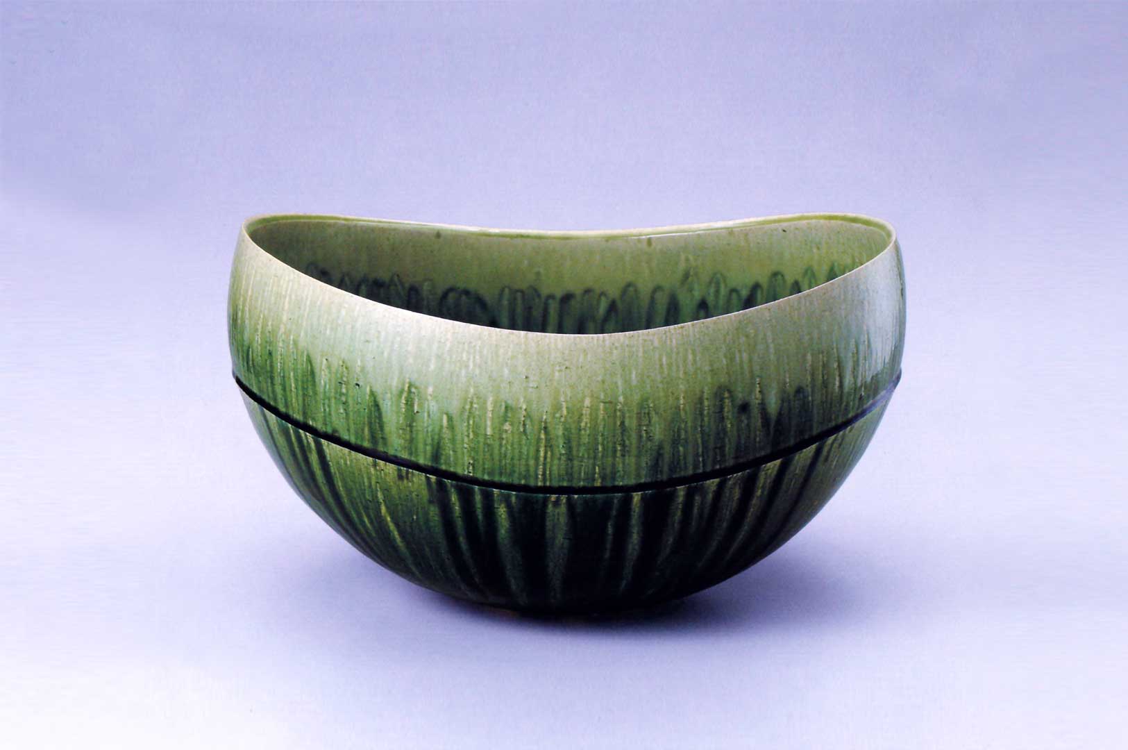 「綠釉花器」榮獲第62屆日本傳統工藝展NHK會長獎　長 39.5 寬 44.5 高 26.0 cm  ©Tetsu Suzuki