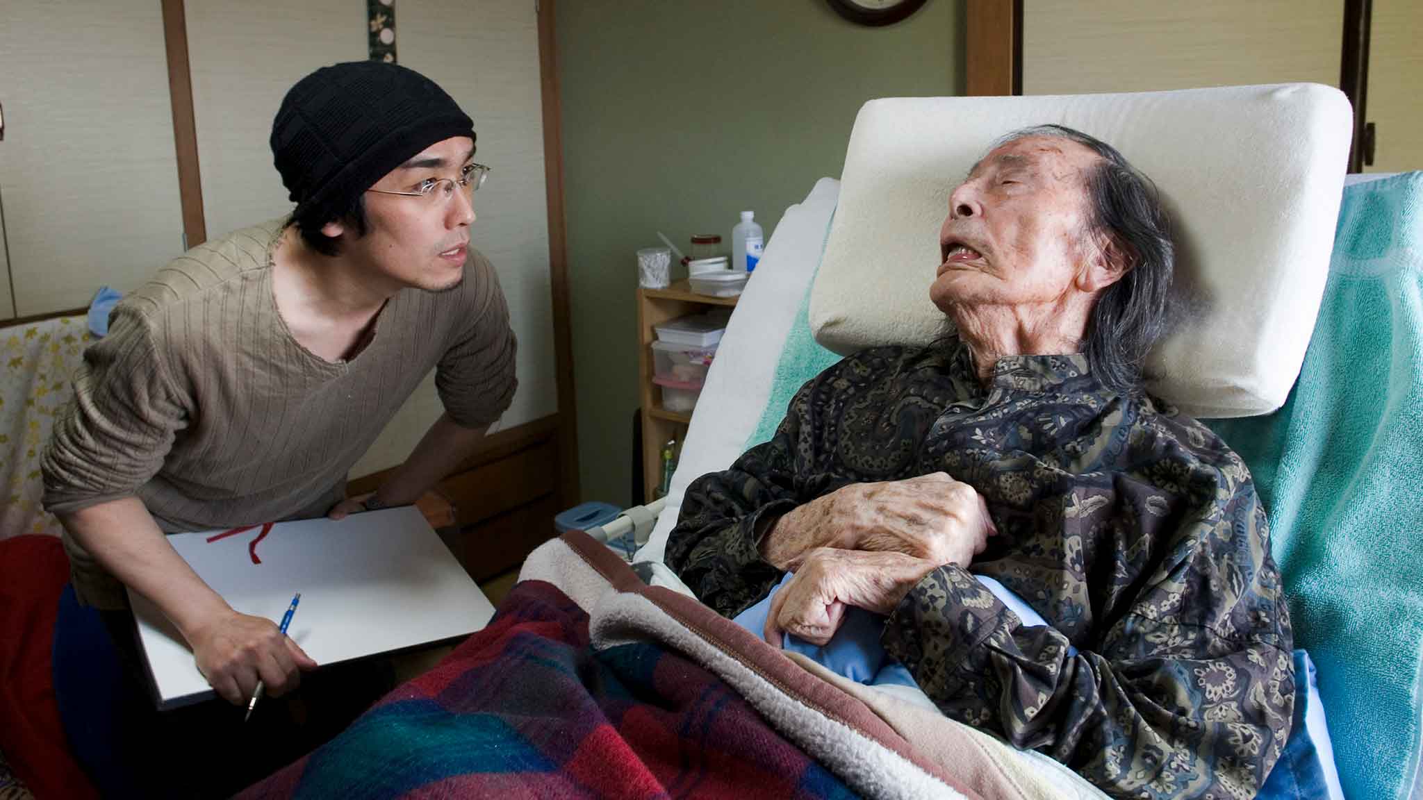 諏訪敦さん(左) は、百歳を超え要介護状態にあった舞踏家・大野一雄さんの元へ訪れ、スケッチと取材を行なった。2006年12月28日 川本聖哉撮影