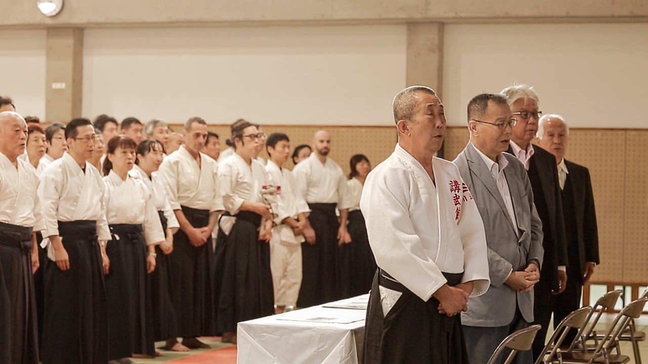 講武館の川邉武史館長（前列左端）