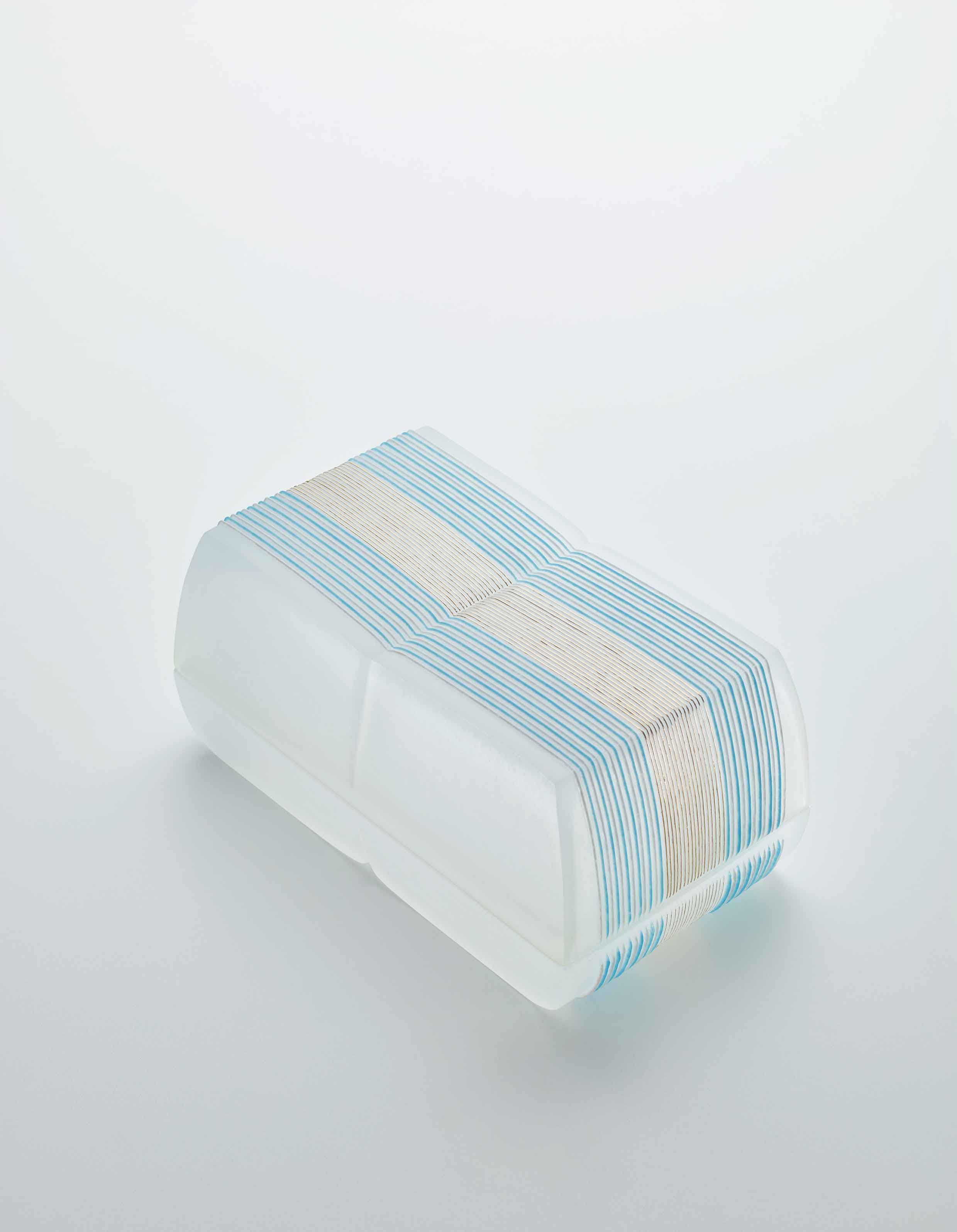 石田知史作品鑄造玻璃盒子「風光る（發光的風）」　©Satoshi Ishida