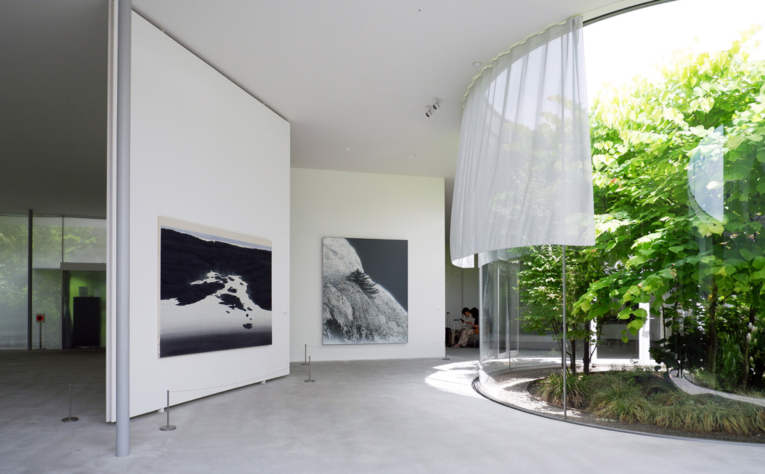 「フラットウォーター」（左）、「At World’s End」（右）。写真/軽井沢千住博美術館撮影。