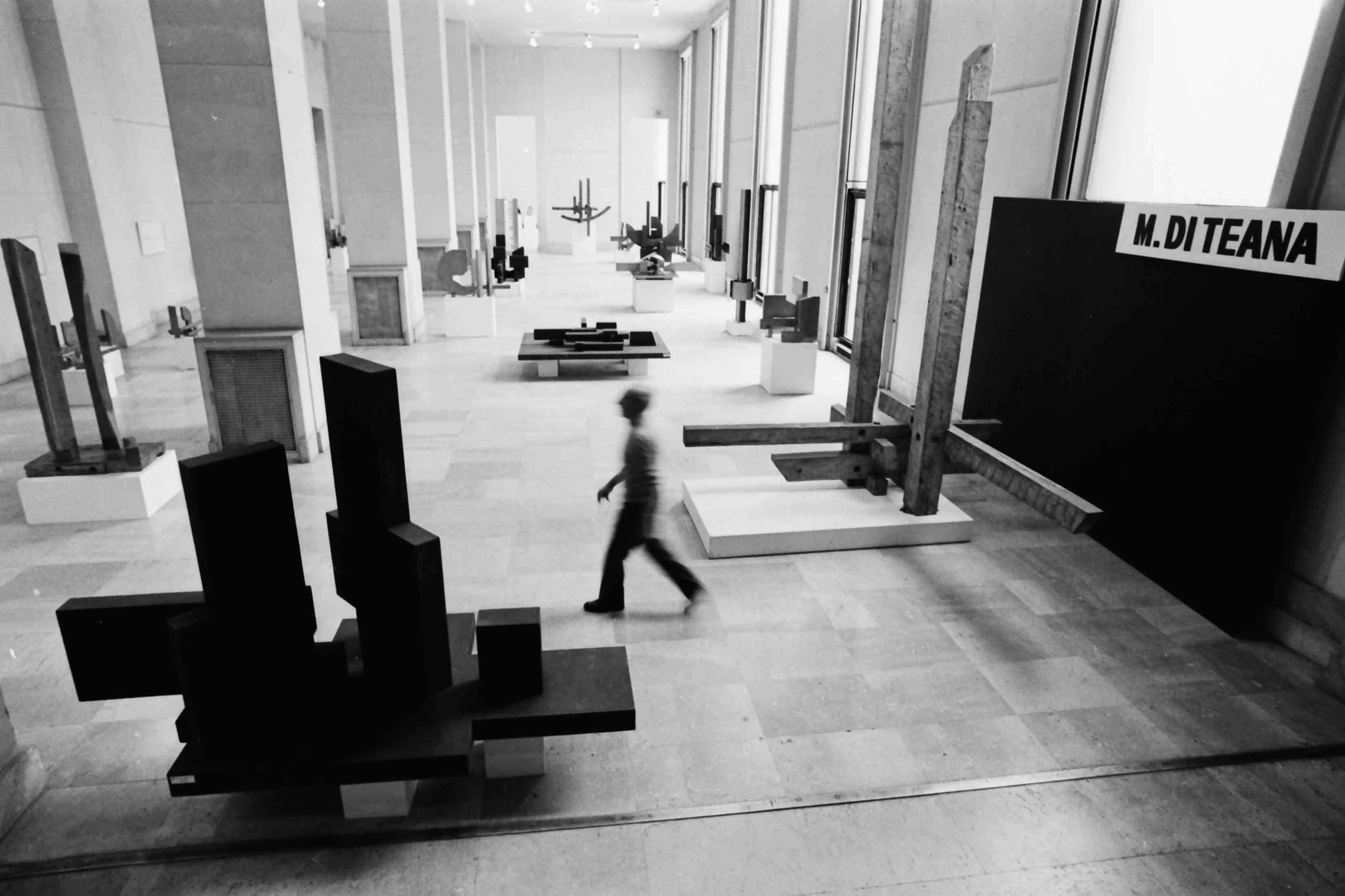 1976年、フランス国立パリ現代美術館開催Francesco Marino Di Teana個展。©Jérôme Ducrot。