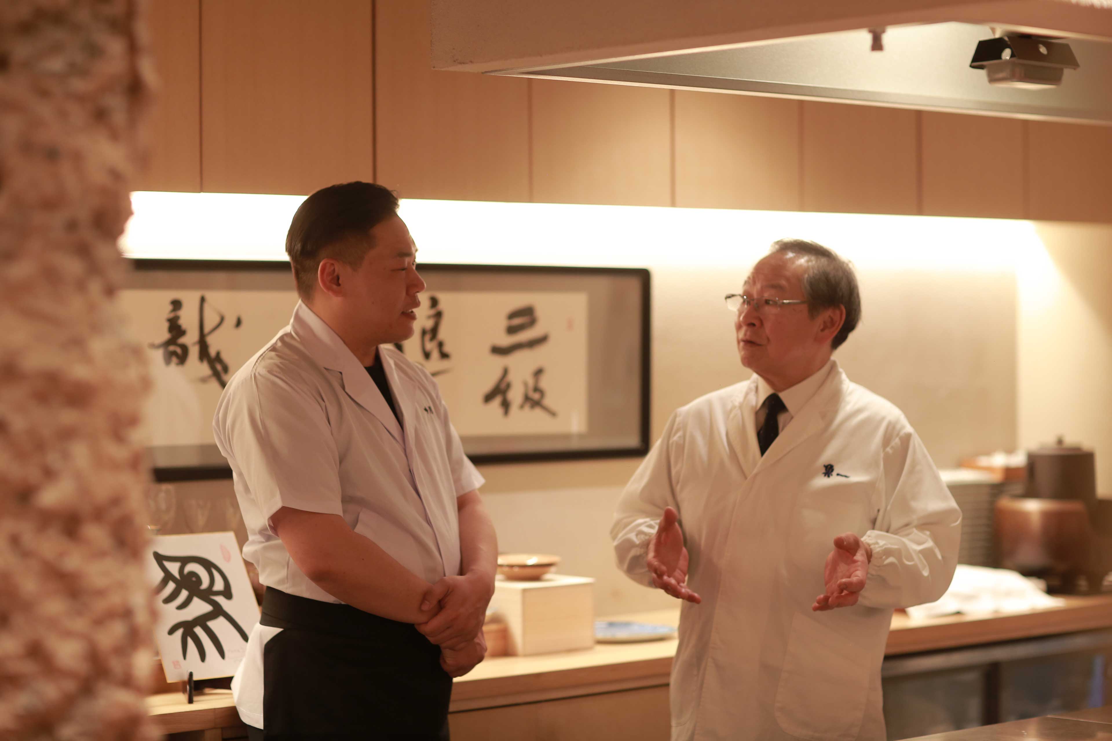 吉村日出国シェフ（右／島根・老舗料亭「魚一」）✕ 台湾料理研究家・蔡明宏さん（左／東京・六本木「吟月」）