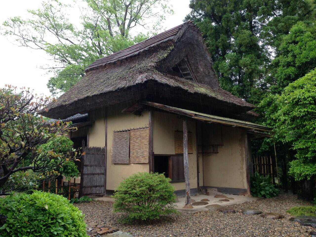 松平不昧公的茅草歇山頂式茶室「明明庵」©明々庵