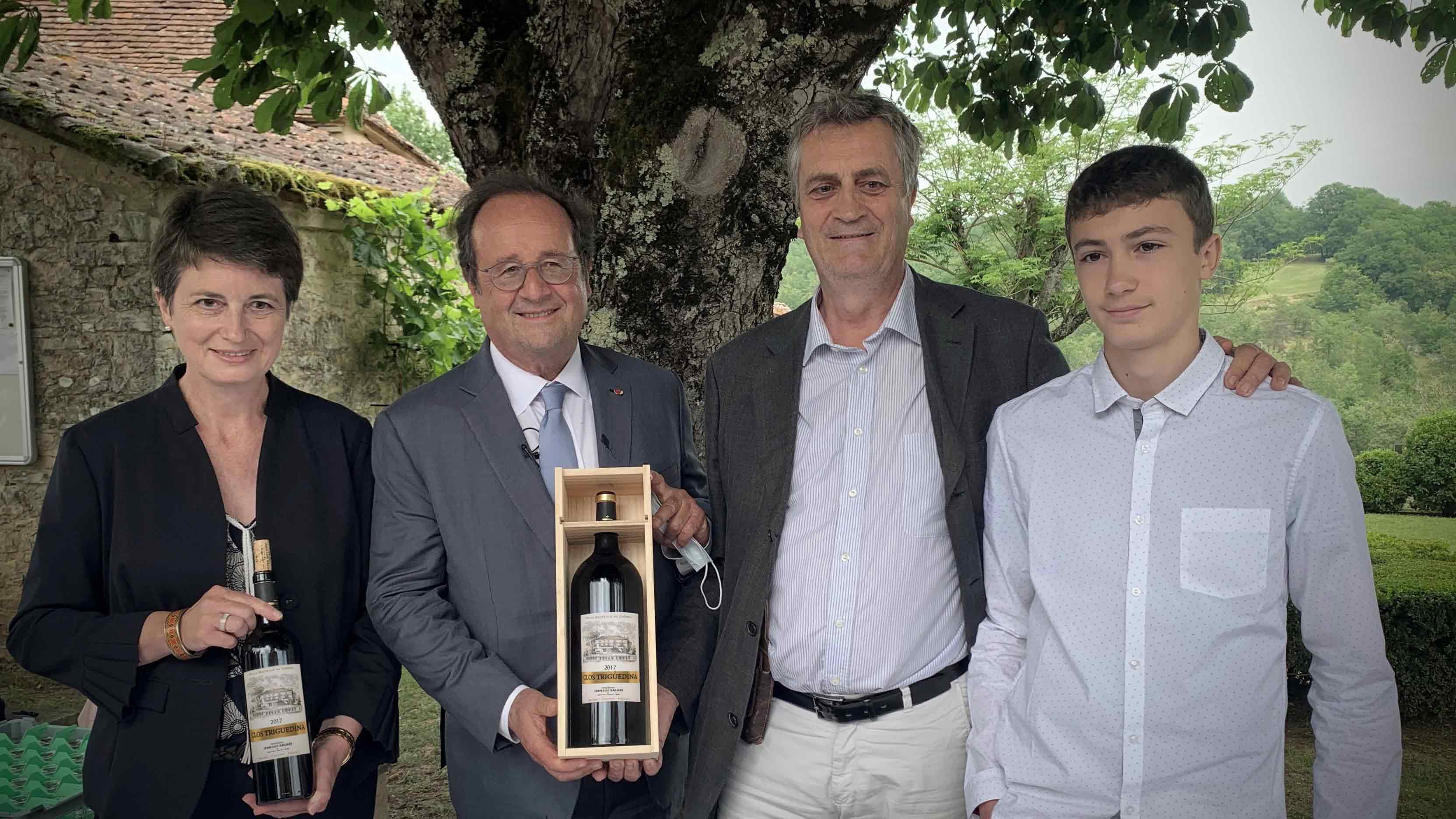 元フランス大統領のオランドが、お気に入りワイン「クロ・トリゲディーナ」をもって、ジャン・リュック・バルデと一緒に撮った家族写真です。