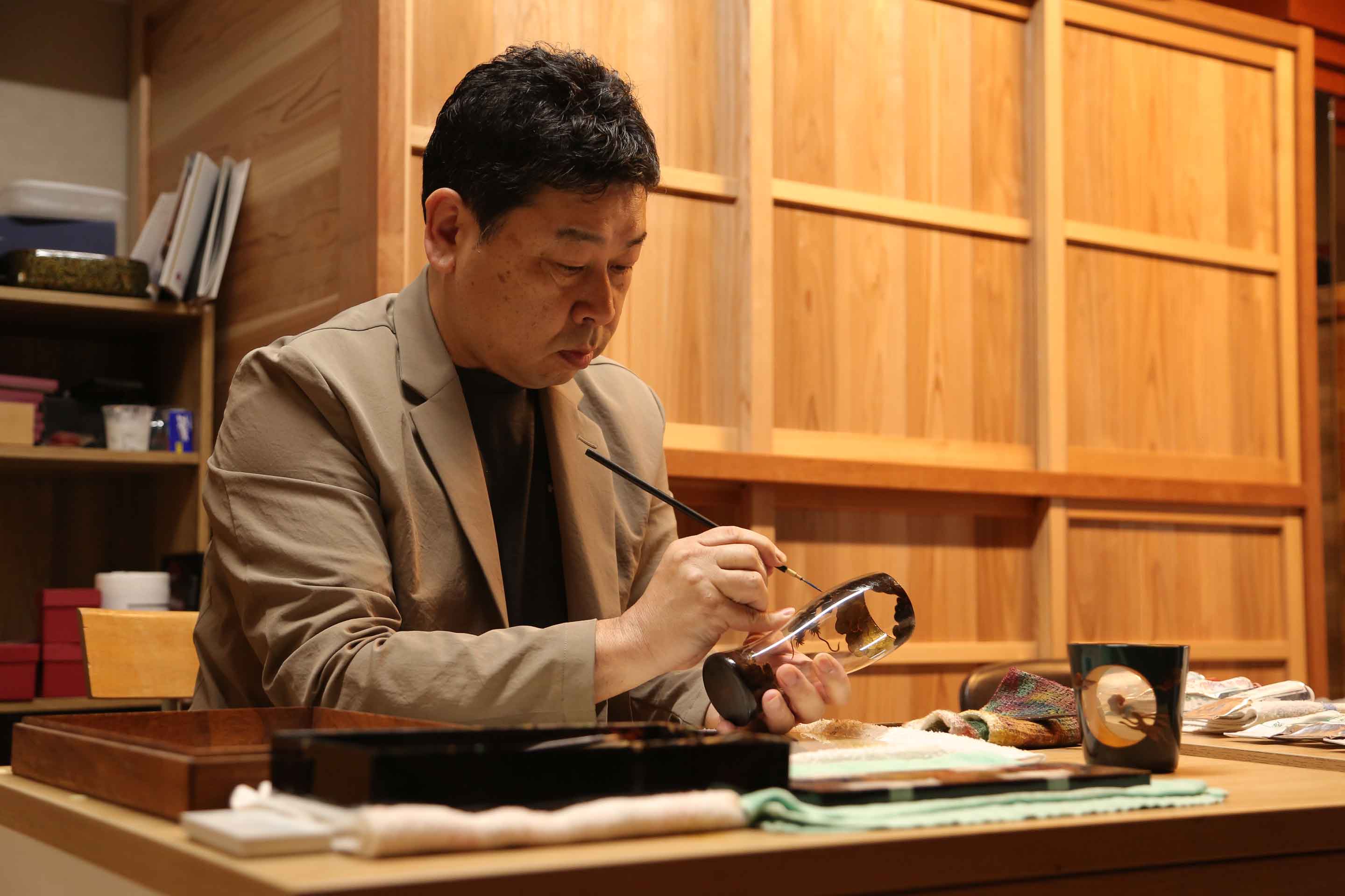 八雲塗で最も重要な継承者、漆工芸絵師武田純さん