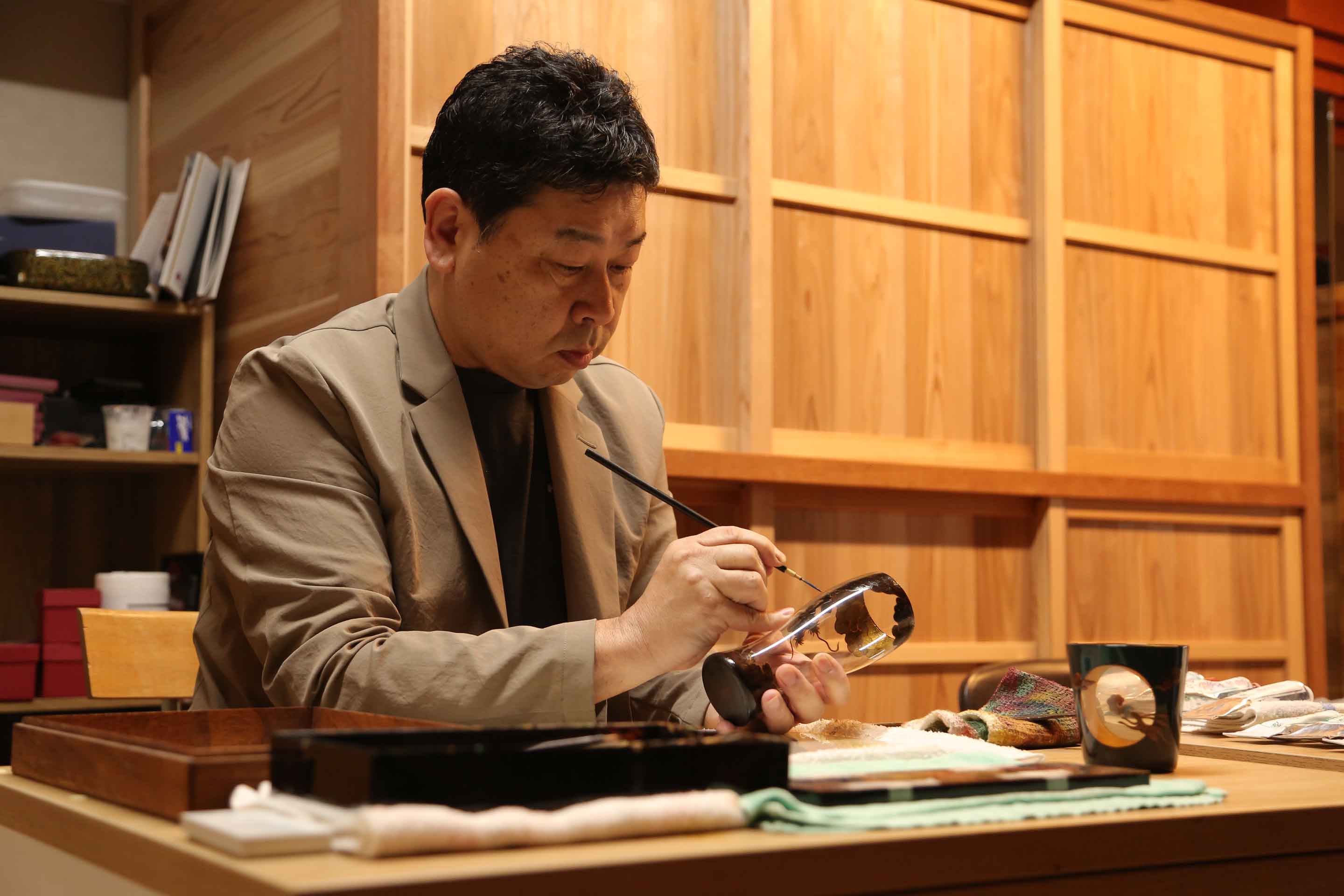 八雲塗で最も重要な継承者、漆工芸絵師武田純さん 八雲塗で最も重要な継承者、漆工芸絵師武田純さん
