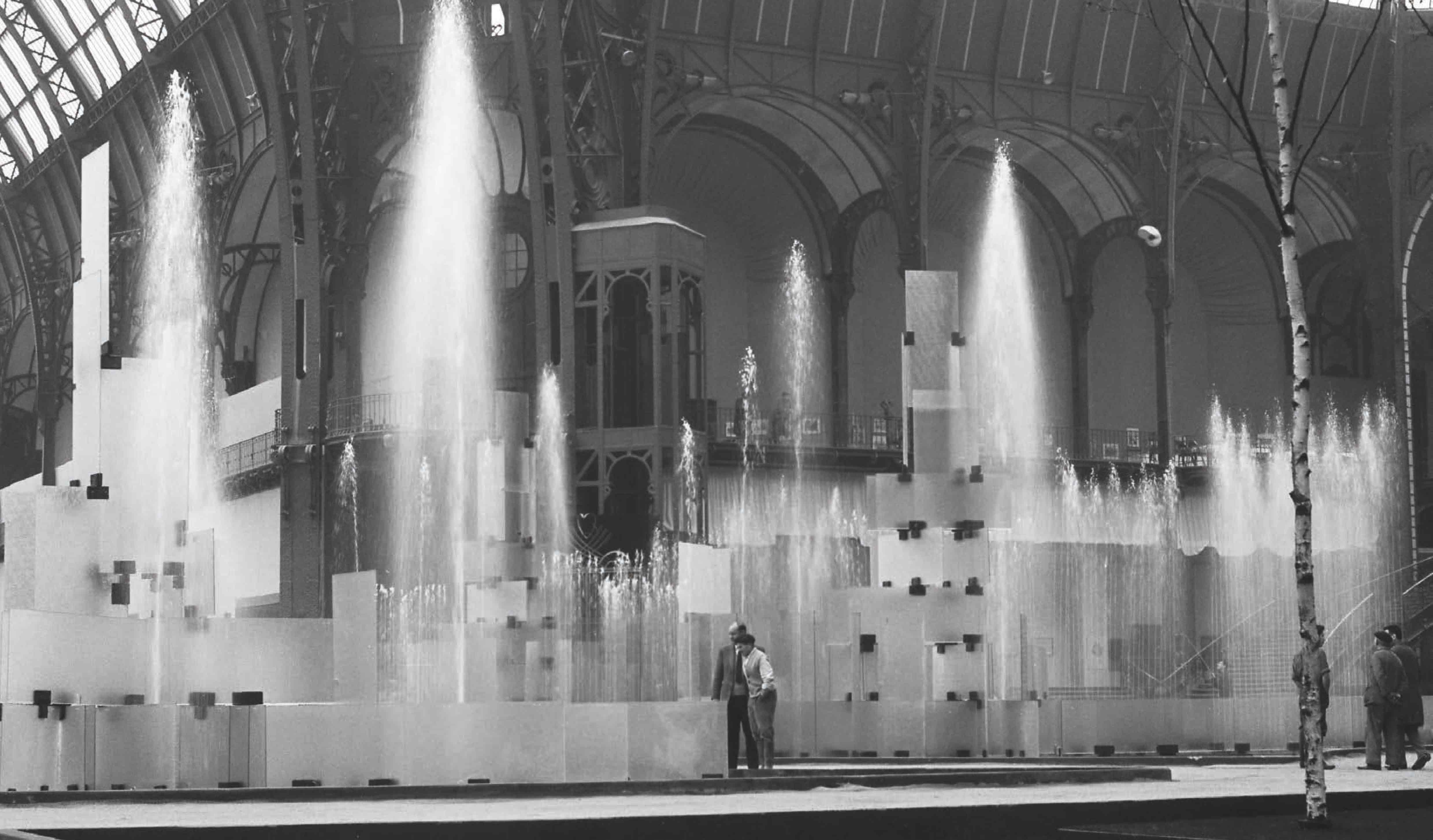 1963年、フランス、グラン・パレに 設置された八基の巨大噴水インスタレーション。©fonds David Magnin ©Pierre Joly & Véra Cardot, Archives Marino Di Teana