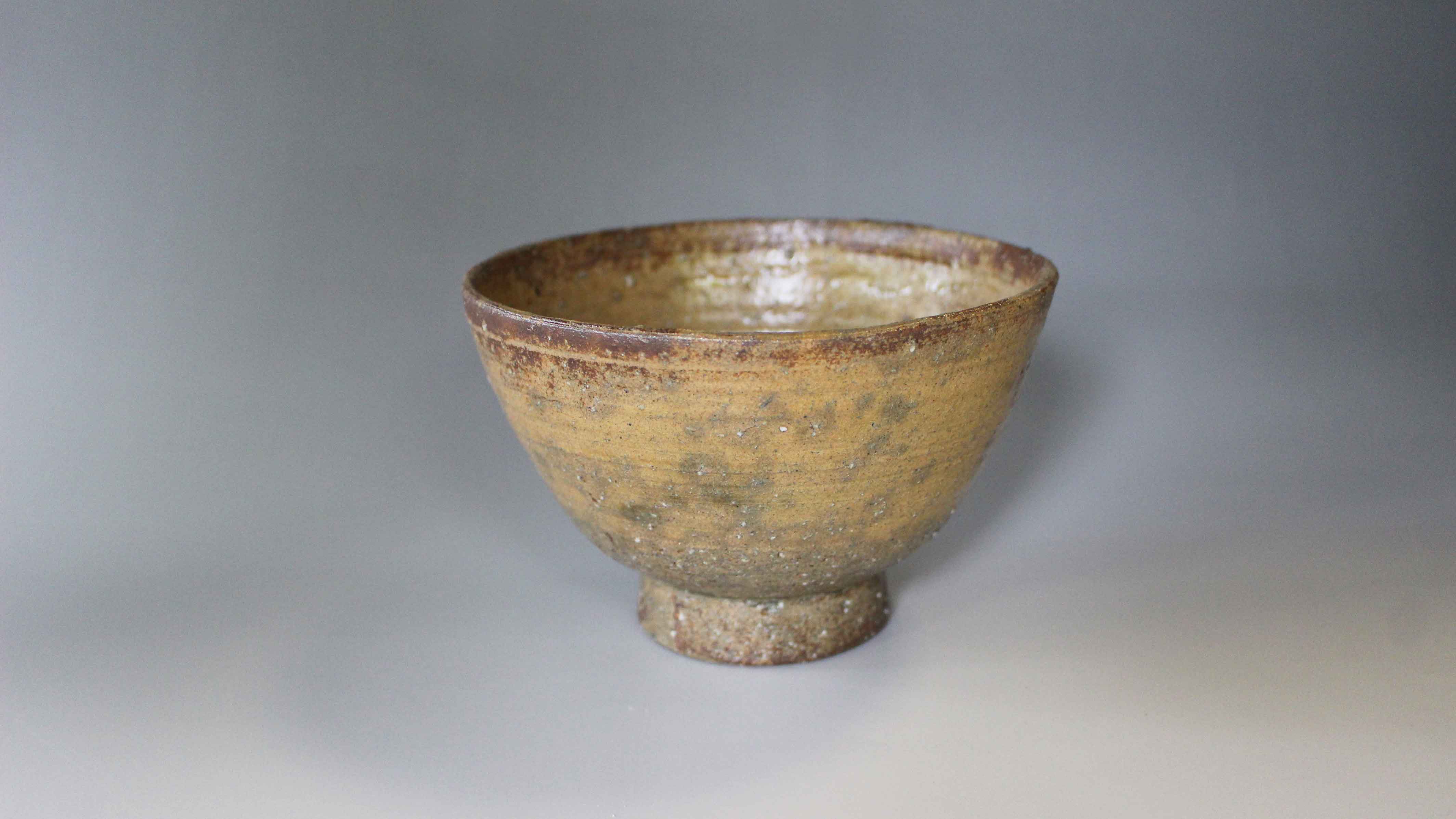 刷毛目茶碗、這是樂山窯最為傳統的作品。被認為是發源自朝鮮半島，之後於日本發展的茶道具。從第一代到第十二代，這340年間，樂山窯都持續製作這種茶碗，因此隨各時代不同，茶碗也有著不同的個性。　©楽山窯